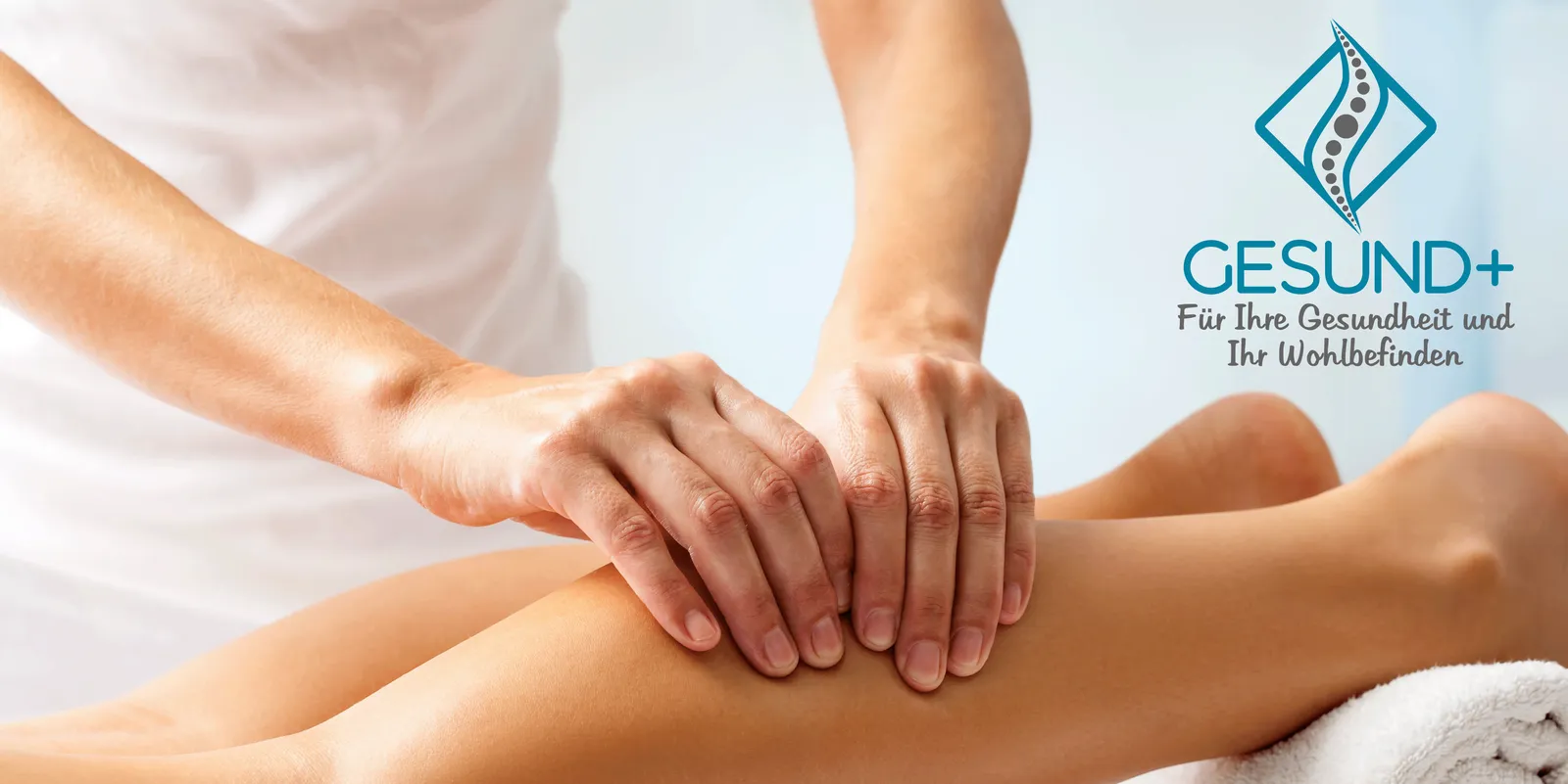 Physiotherapeutin behandelt die Wade einer Patientin, daneben das Logo von Gesund+